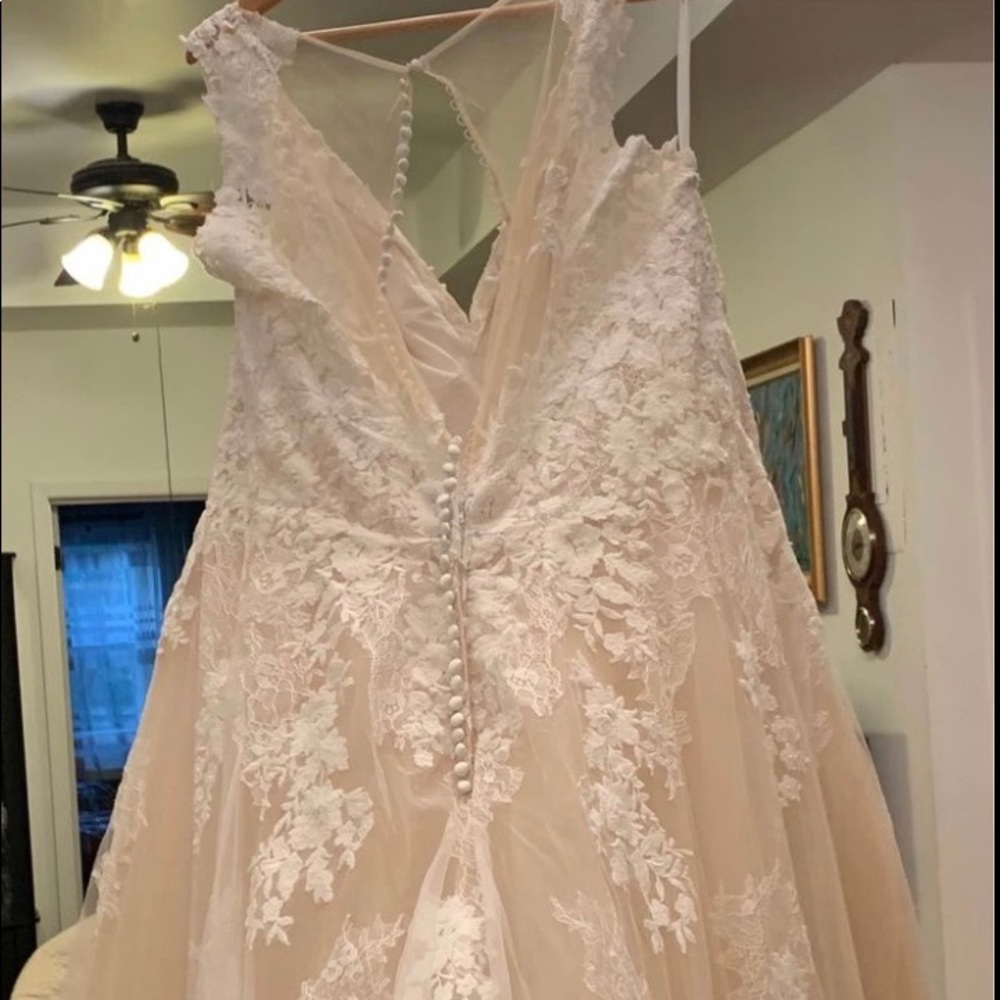 *SOLD* Beautiful Ivory Wedding Dress